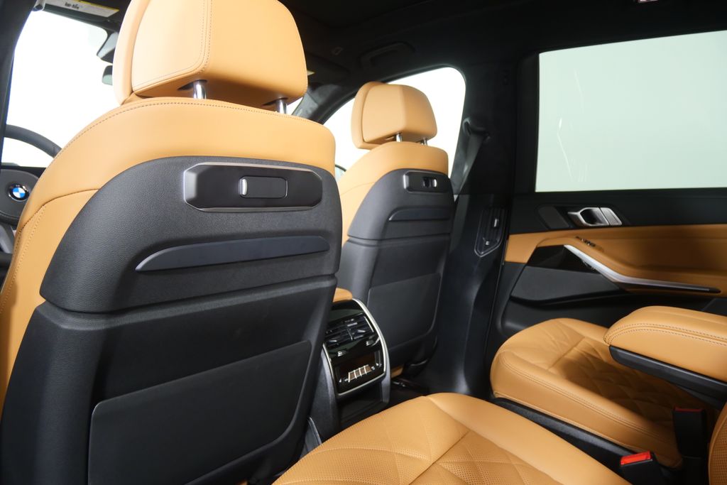 Thumbnail: 2026 BMW X7 - 17