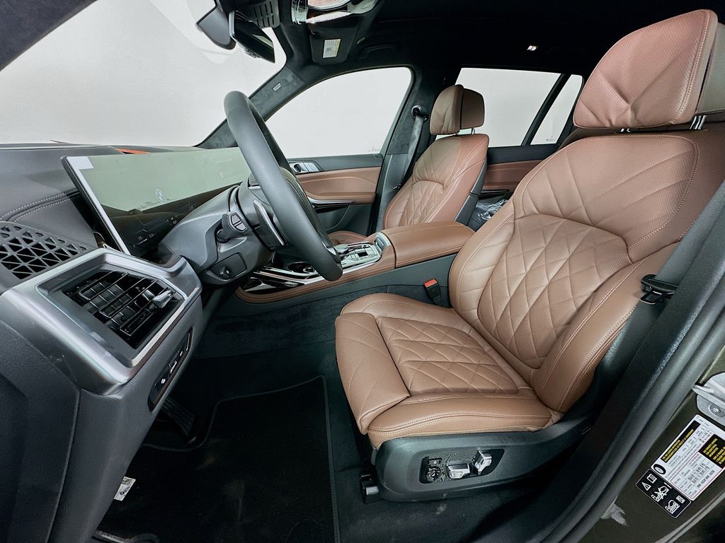 Thumbnail: 2026 BMW X7 - 16