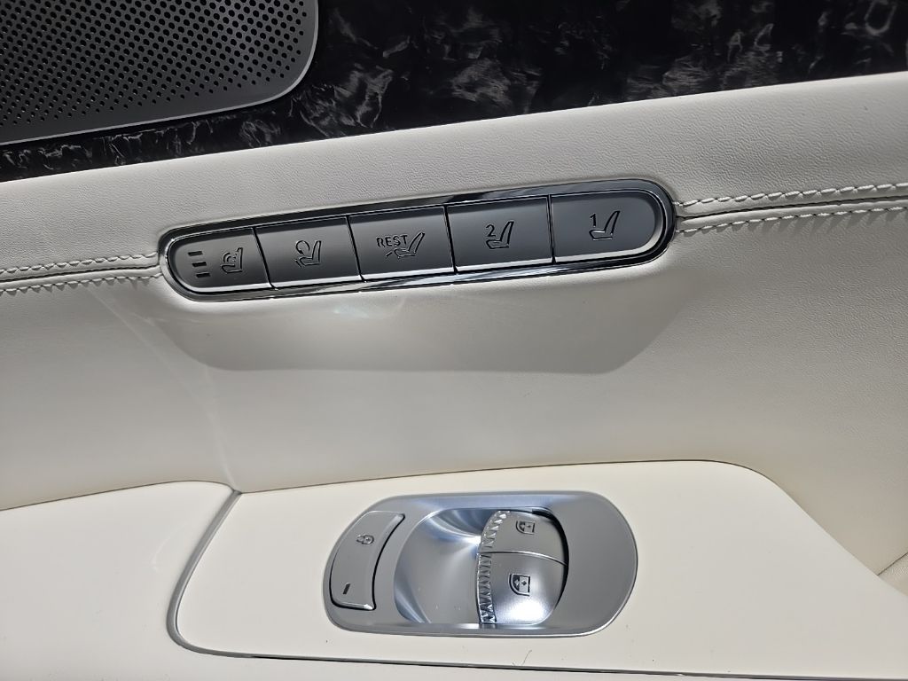 2025 Genesis G90  27