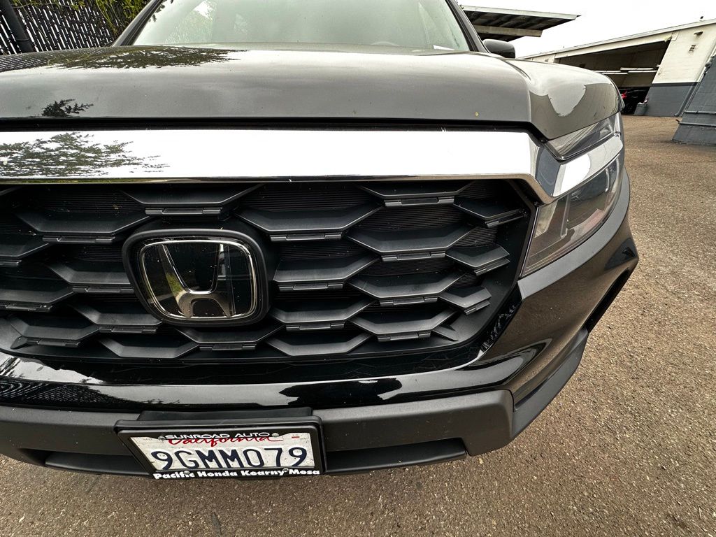 View vehicle photo 5