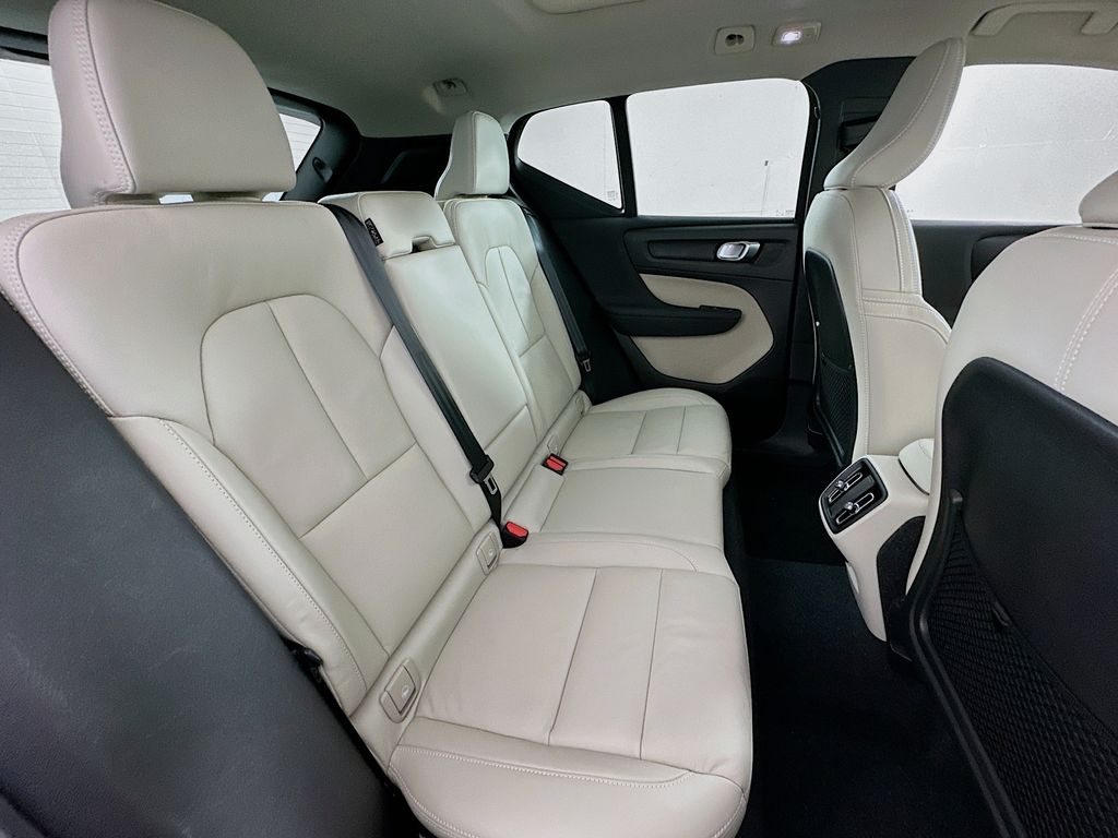 Thumbnail: 2023 Volvo XC40 - 27