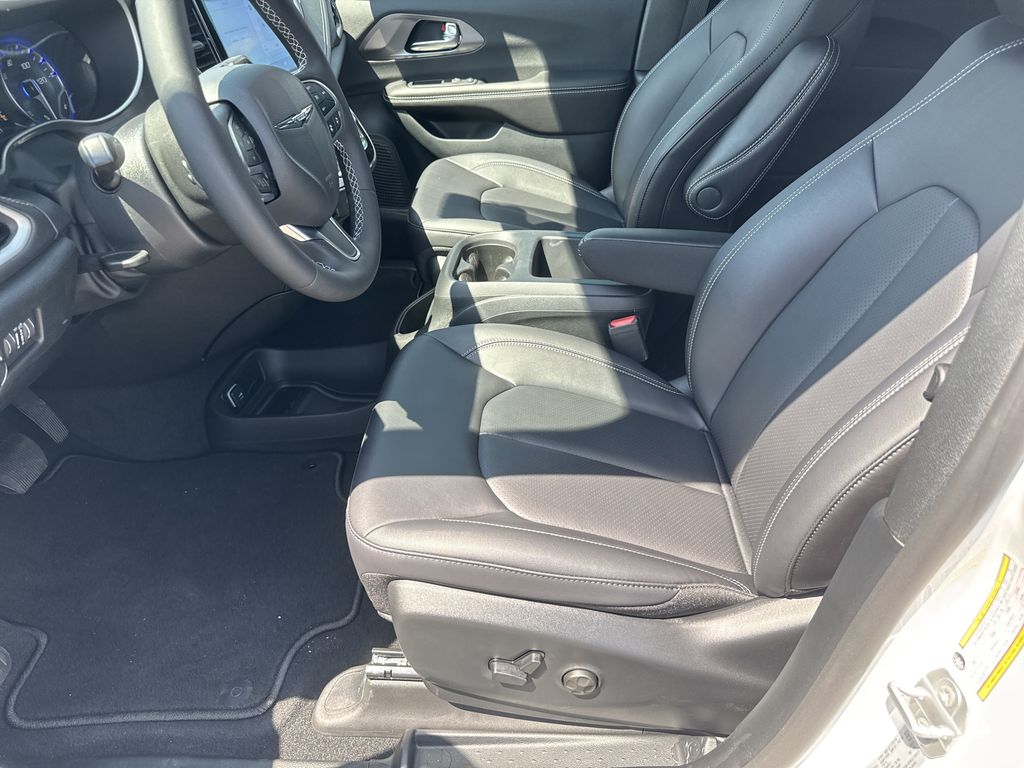 2026 Chrysler Pacifica Select White at River Oaks CDJR