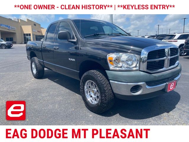 Brilliant Black Crystal Pearlcoat 2008 Dodge RAM 1500 SXT Quad Cab 4WD Pickup Truck 5-Speed Automatic