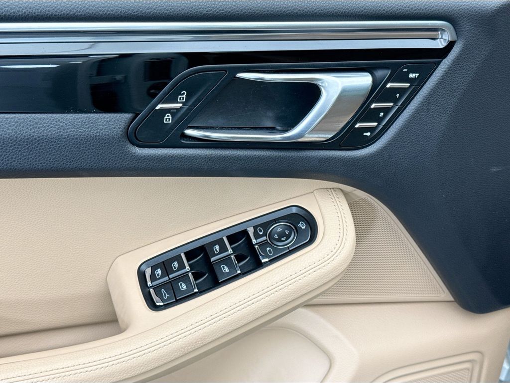 Thumbnail: 2023 Porsche Macan - 24