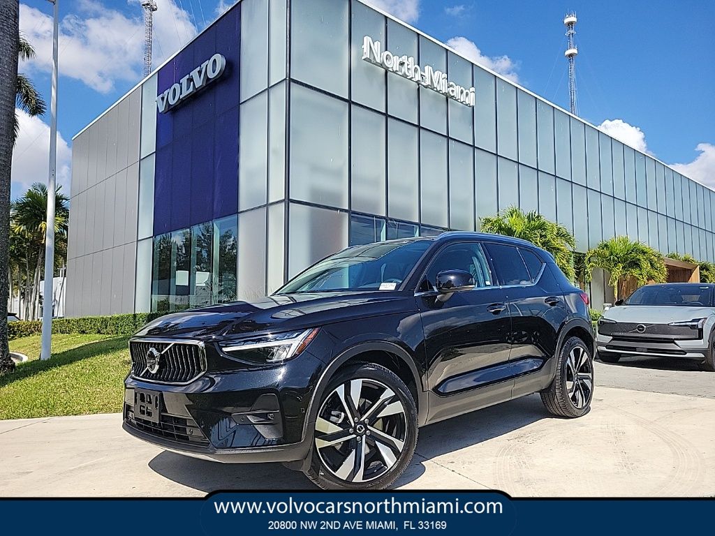 2025 Volvo XC40 B5 Plus Bright Theme