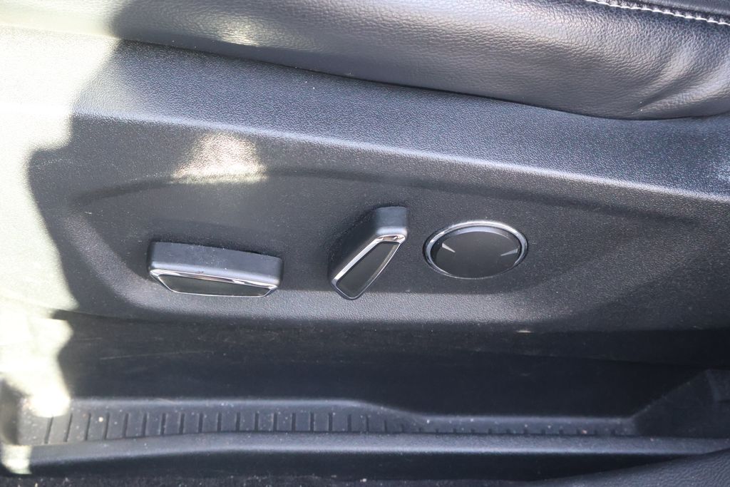 Thumbnail: 2015 Ford Edge - 13
