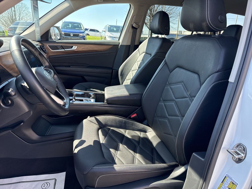 2025 Volkswagen Atlas 2.0T SE w/Technology White at Subaru and VW of Moon Township