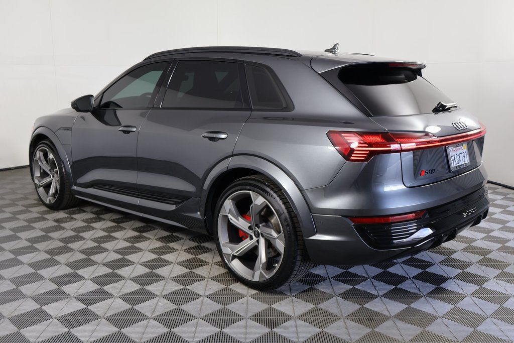 Thumbnail: 2024 Audi SQ8 e-tron - 6