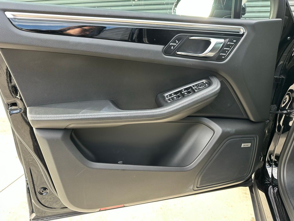 Thumbnail: 2016 Porsche Macan - 18