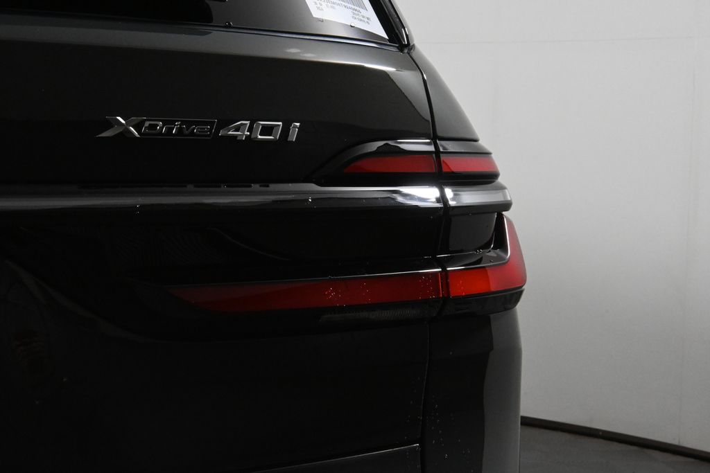 Thumbnail: 2026 BMW X7 - 13