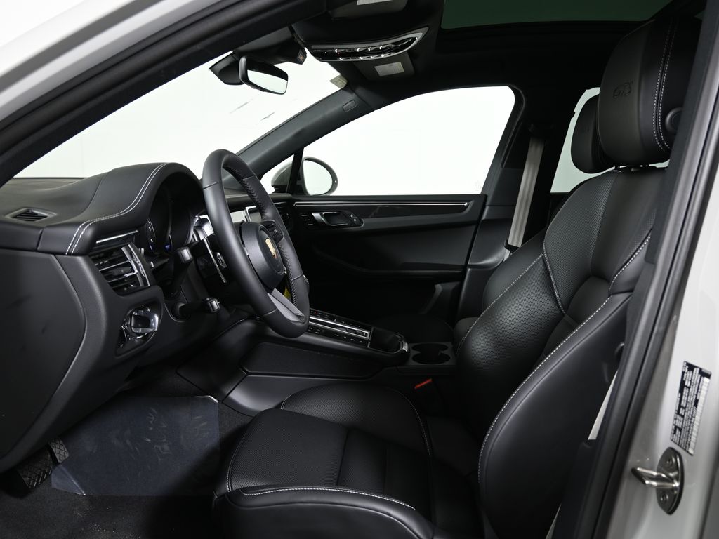 Thumbnail: 2026 Porsche Macan - 5