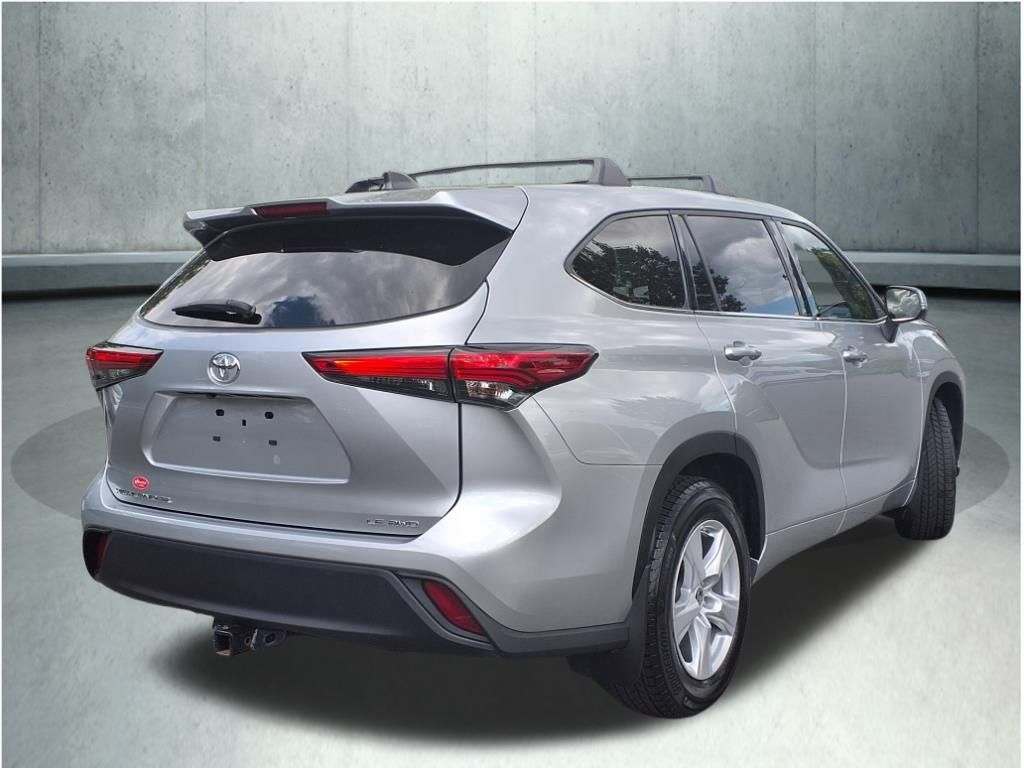 2022 Toyota Highlander LE photo 4