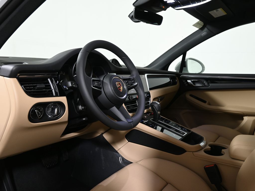 Thumbnail: 2026 Porsche Macan - 4