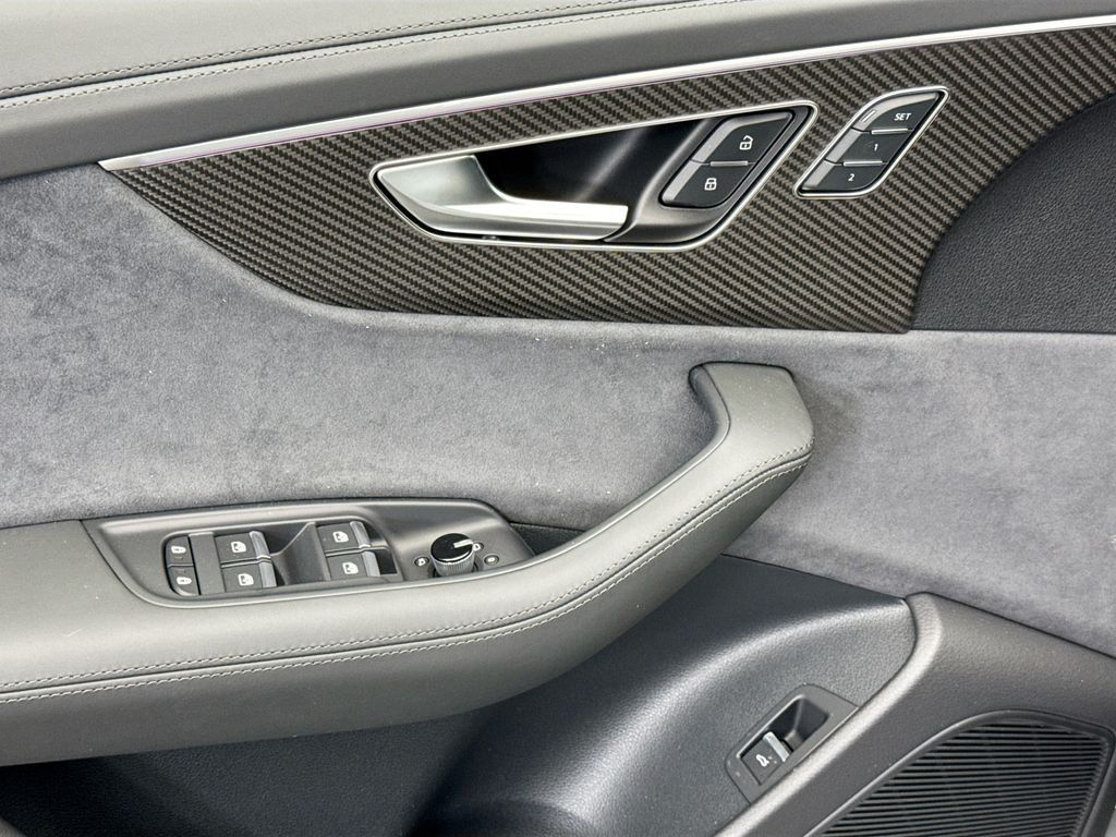 Thumbnail: 2026 Audi RS Q8 - 22