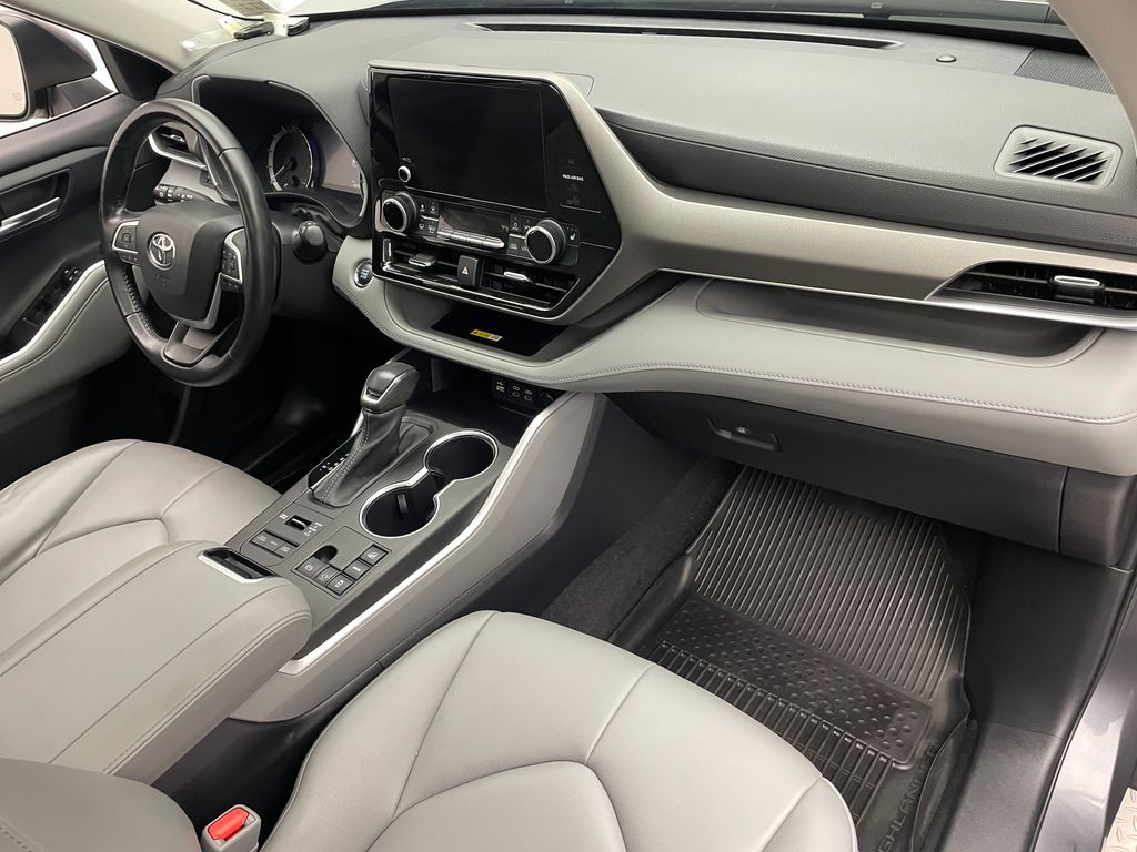 Thumbnail: 2023 Toyota Highlander - 16