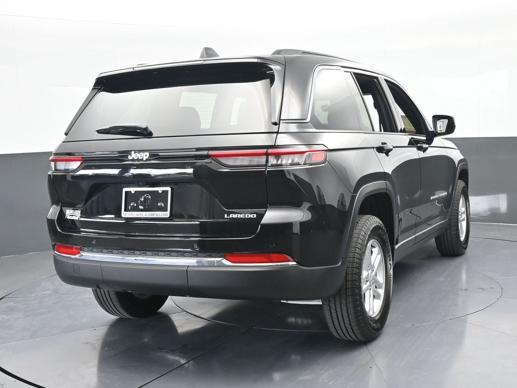 Used 2025 Diamond Black Crystal Pearlcoat Jeep Laredo image 5