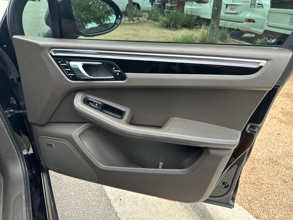 Used 2018  Porsche Base image 35