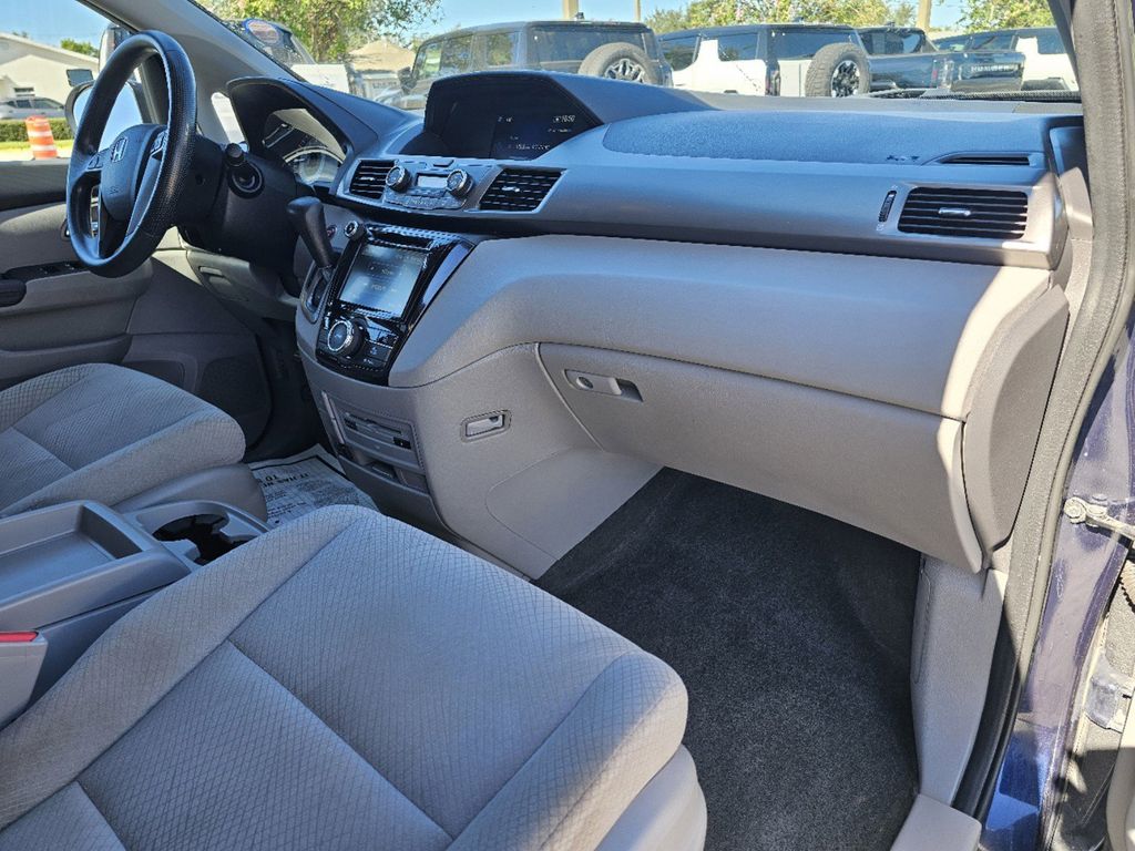 2017 Honda Odyssey SE 11