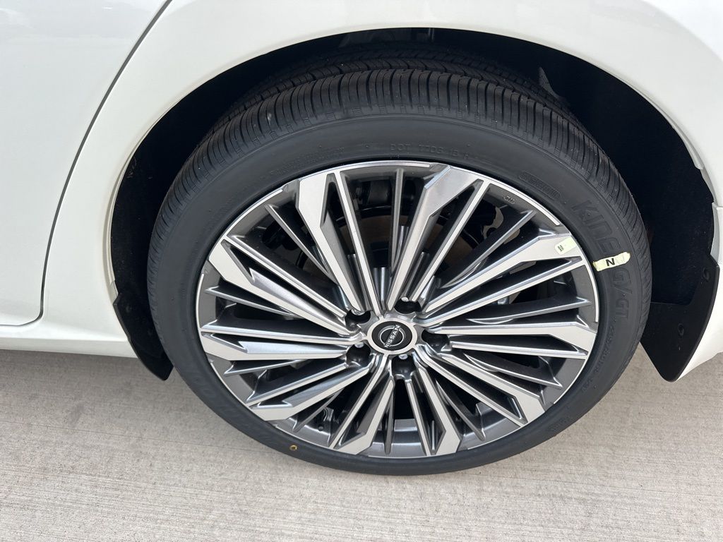 2025 Pearl White Tricoat Nissan Altima 2.5 SL FWD Sedan