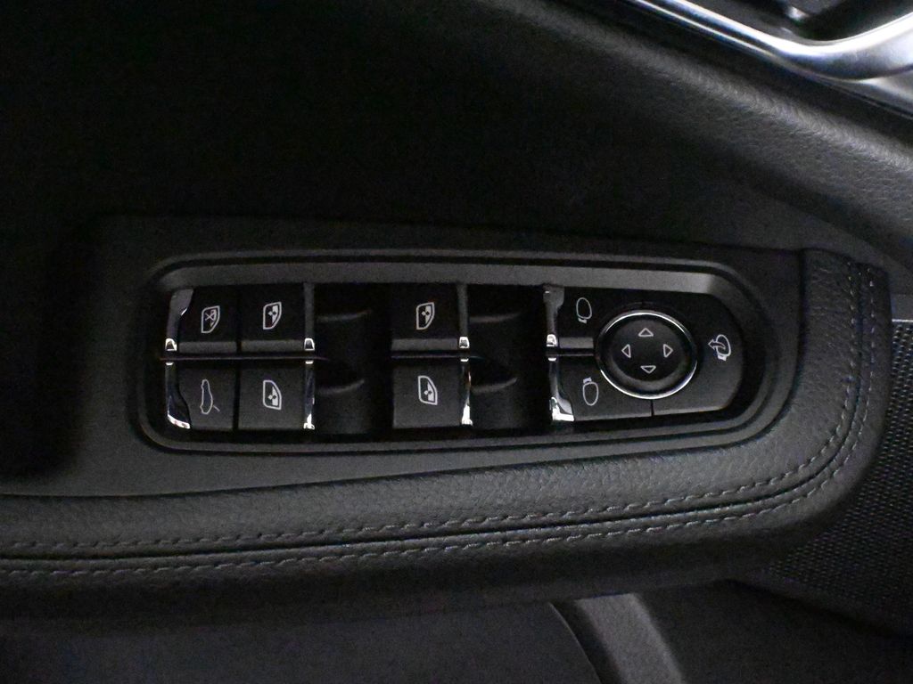 Thumbnail: 2026 Porsche Macan - 32