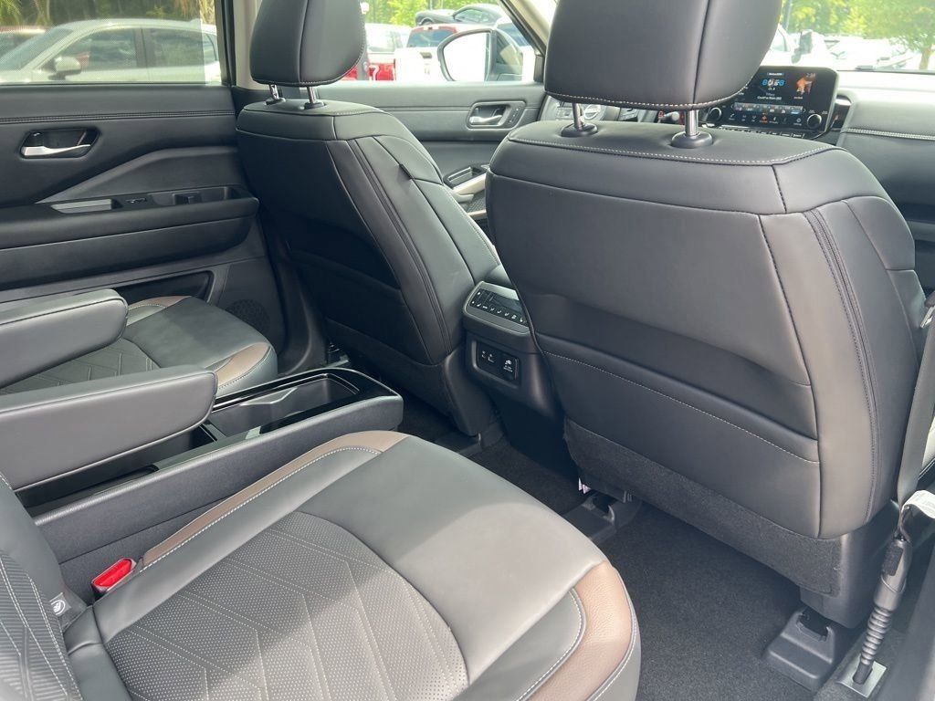 2025 Everest White Pearl Tricoat/Super Black Nissan Pathfinder Platinum FWD SUV