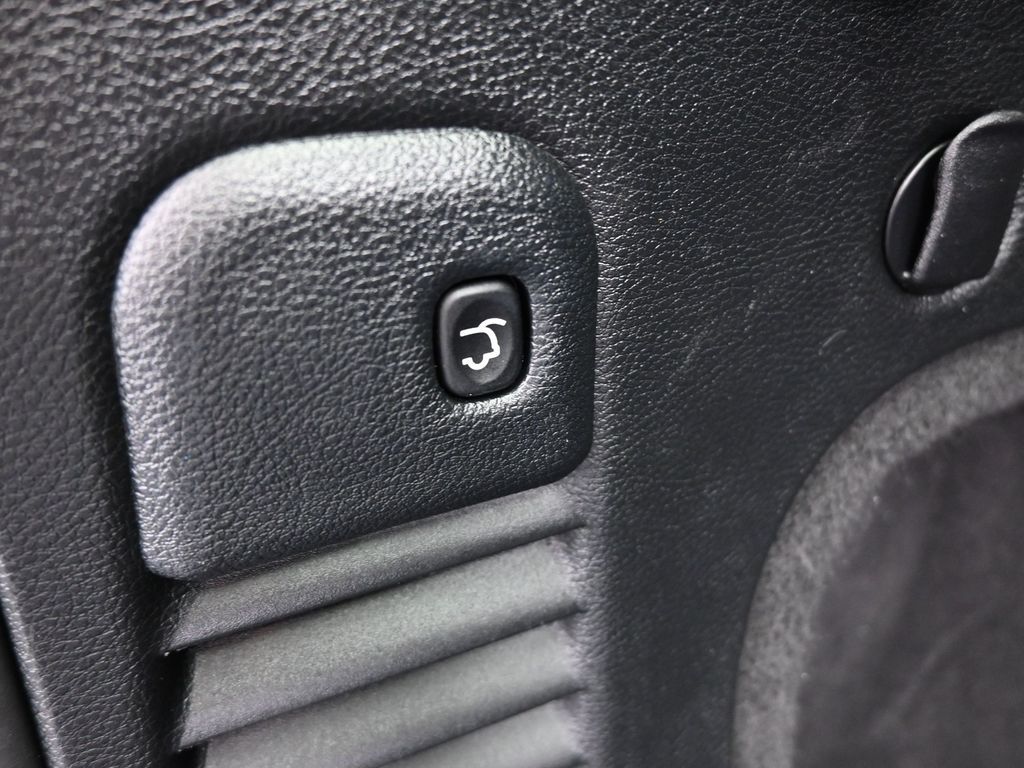 Used 2020 Diamond Black Crystal Pearlcoat Jeep Altitude image 41