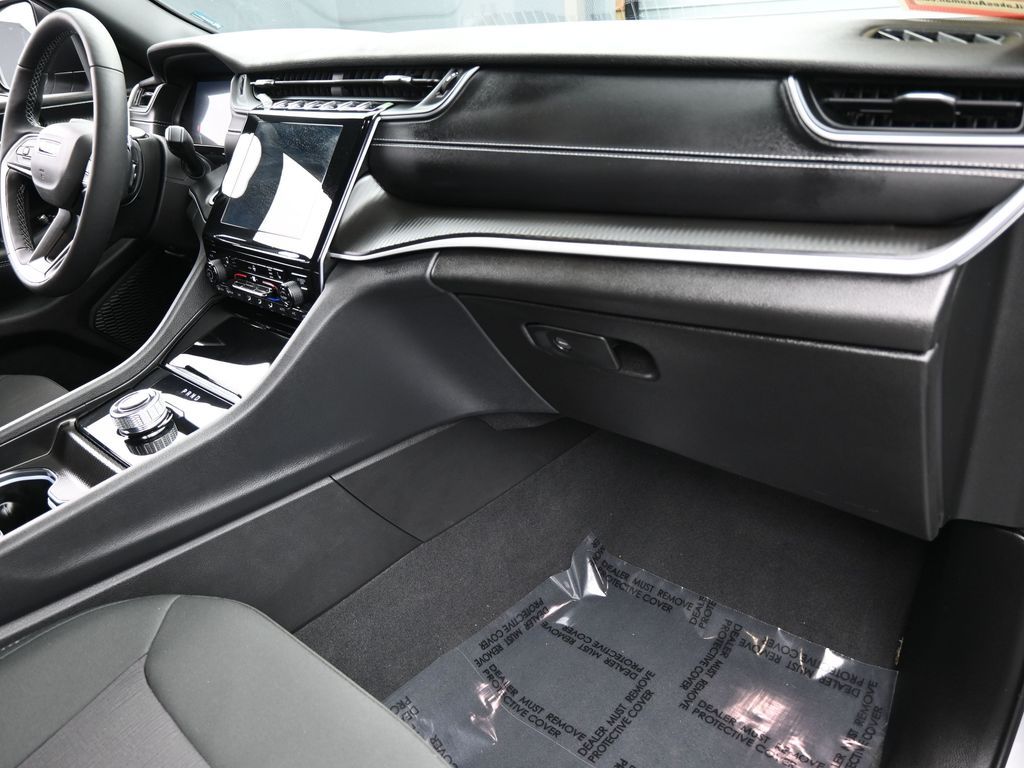 Used 2024 Silver Zynith Jeep Laredo image 46