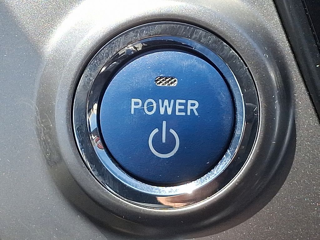 2015 Toyota Prius v Three 24