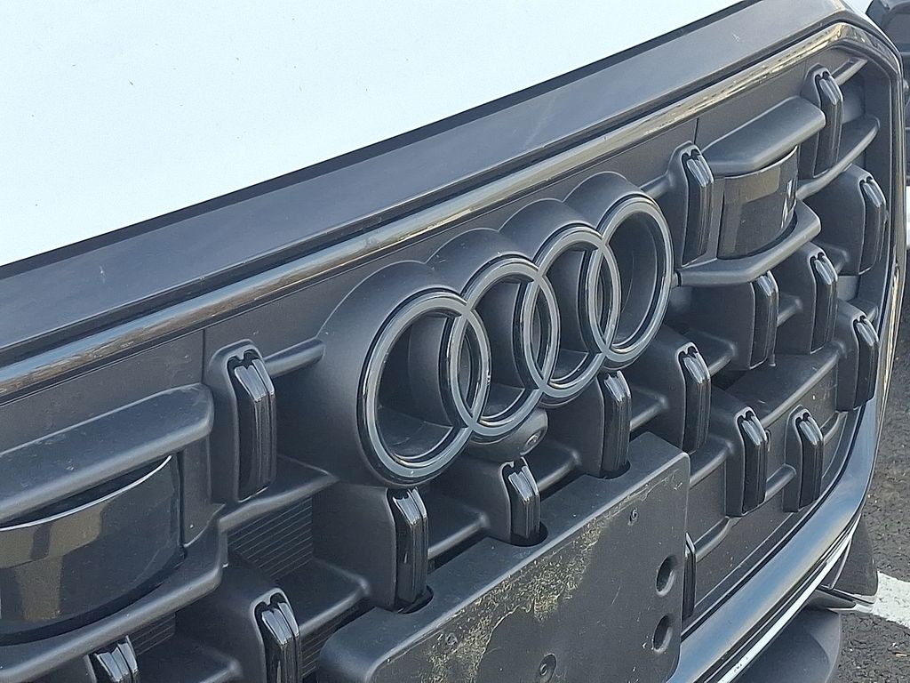 Thumbnail: 2025 Audi Q8 - 4