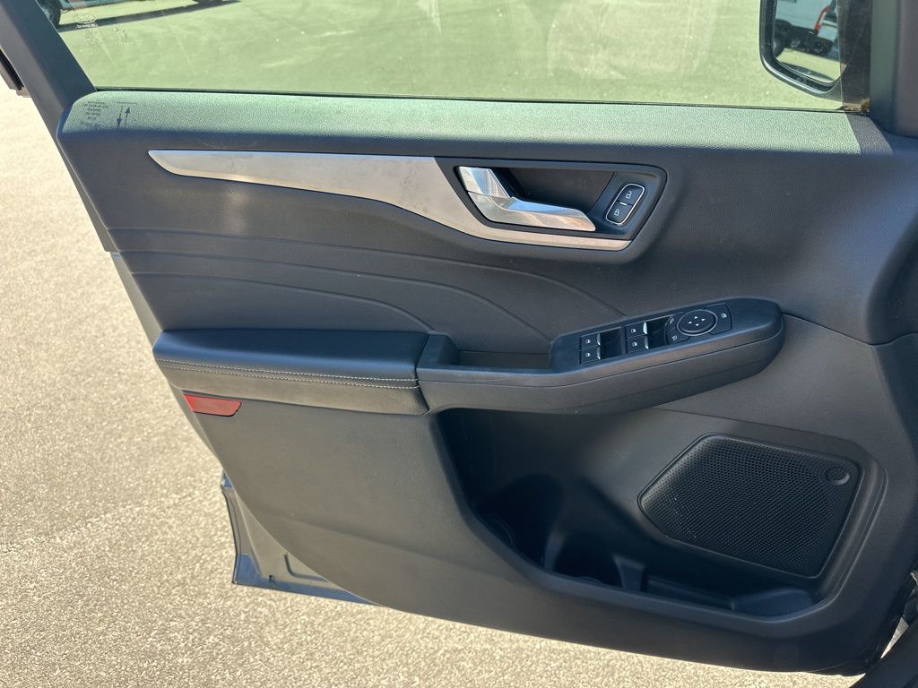 2021 Carbonized Gray Metallic Ford Escape SE FWD SUV