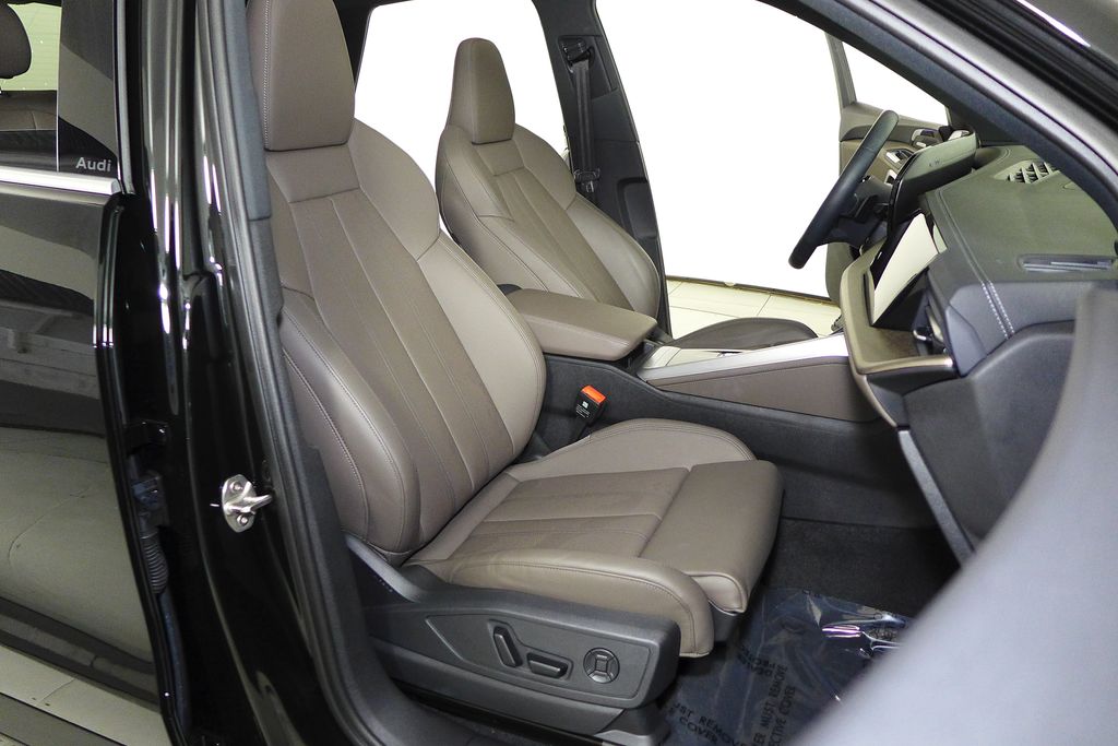 Thumbnail: 2025 Audi Q5 - 19