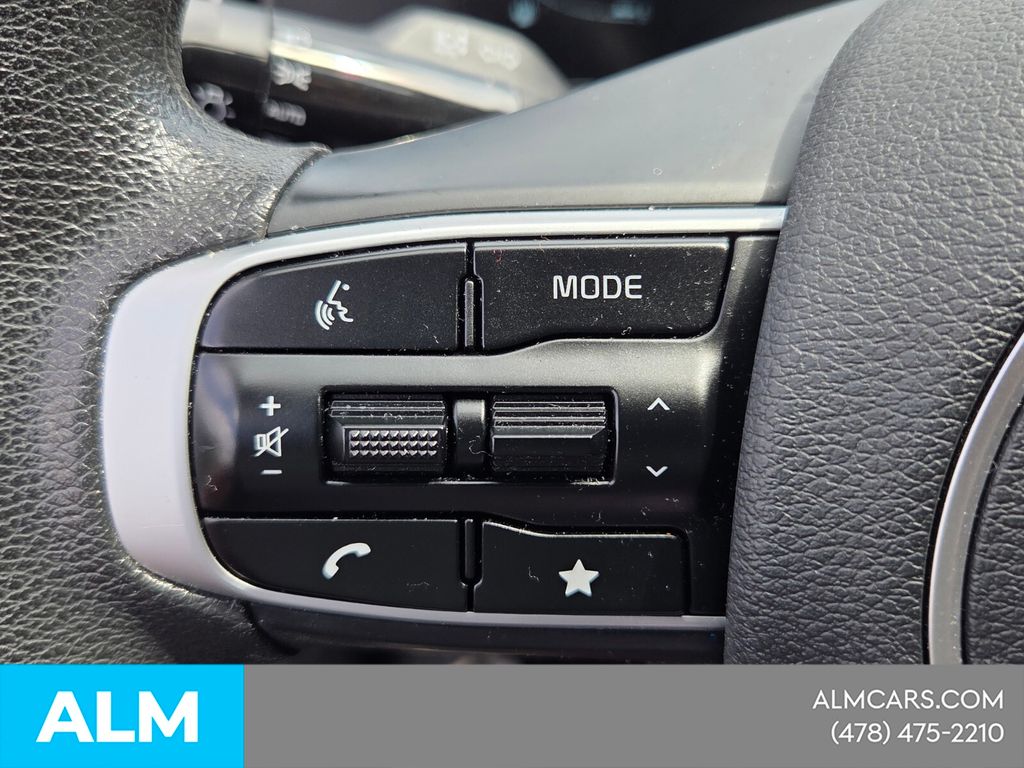 Used 2025 White Kia LX image 23
