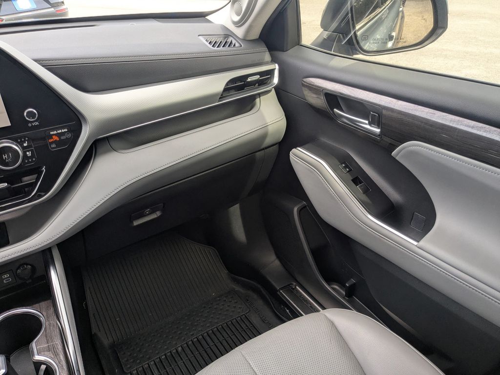 2023 Toyota Highlander Hybrid Platinum