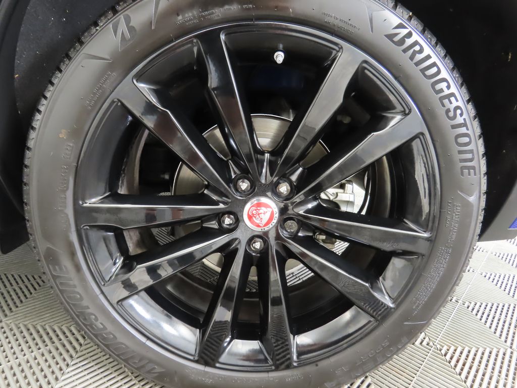 Thumbnail: 2018 Jaguar E-Pace - 31