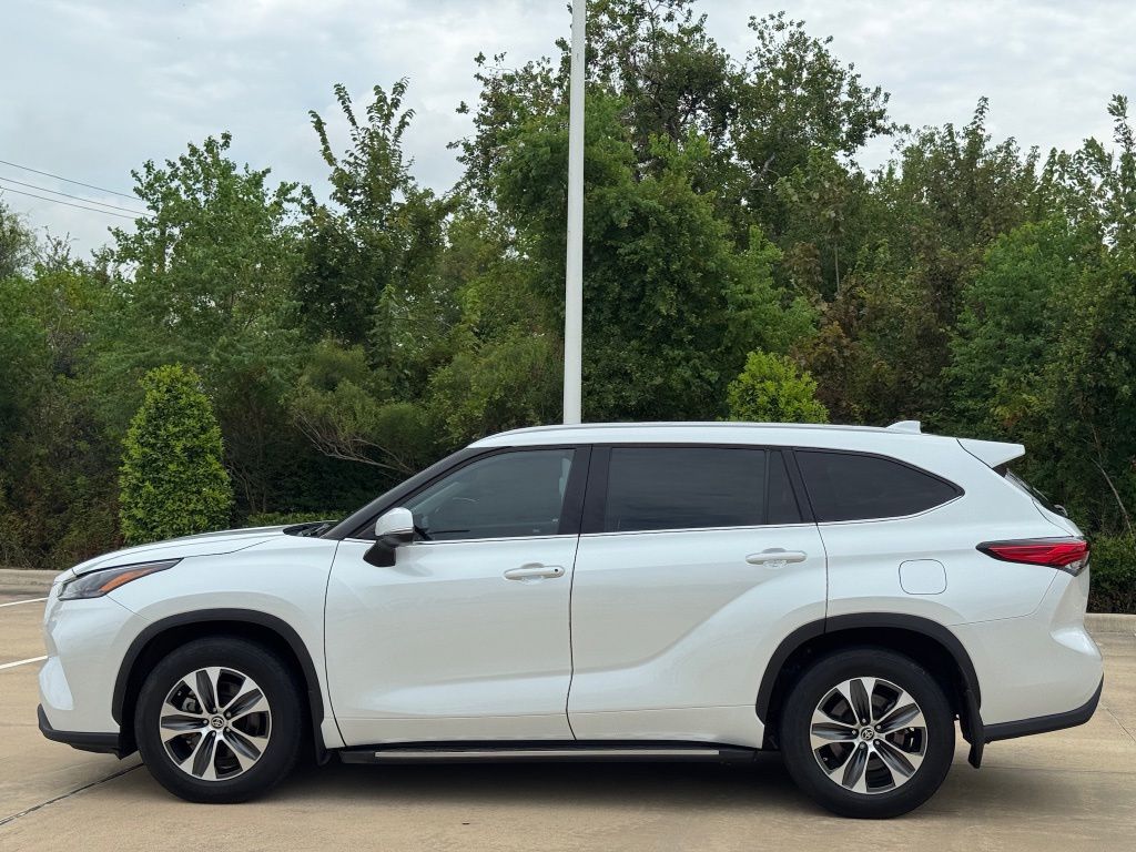 2022 Toyota Highlander XLE Beige at Bravo Nissan