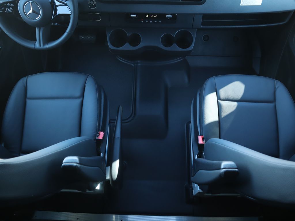 Thumbnail: 2025 Mercedes-Benz Sprinter - 16