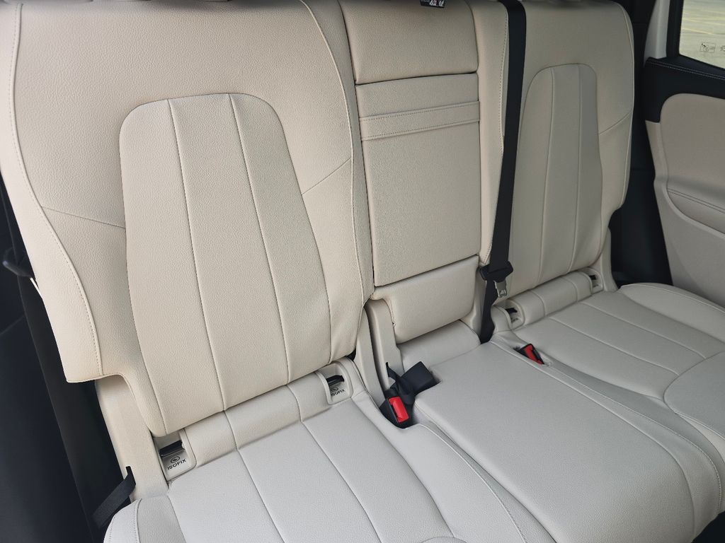 New 2026 White Mercedes-Benz GLB 250 image 21