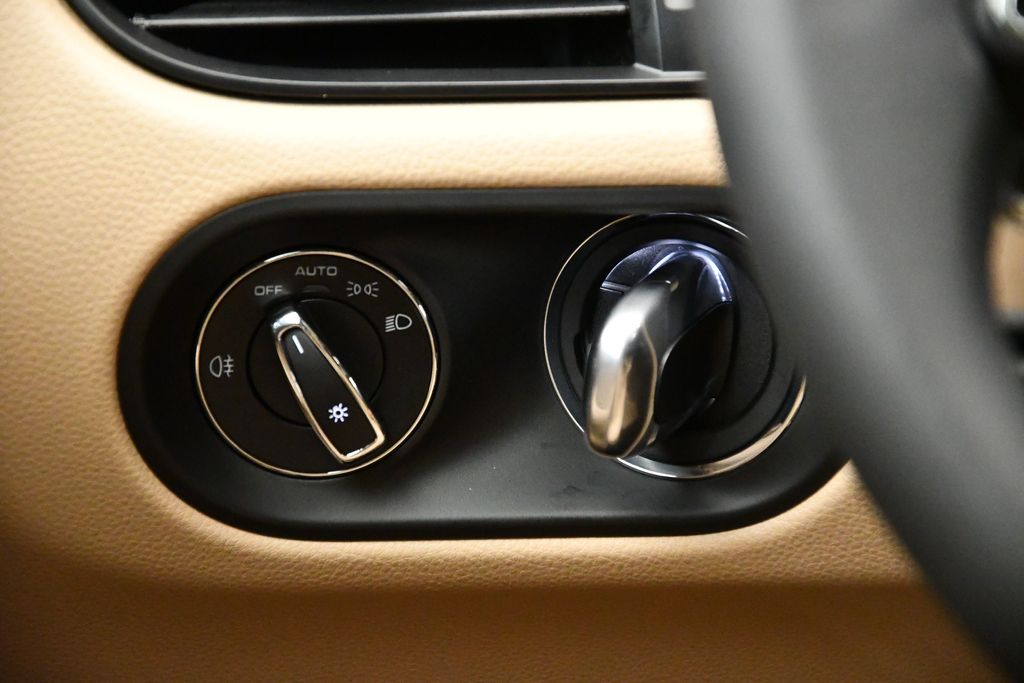 Thumbnail: 2025 Porsche Macan - 20