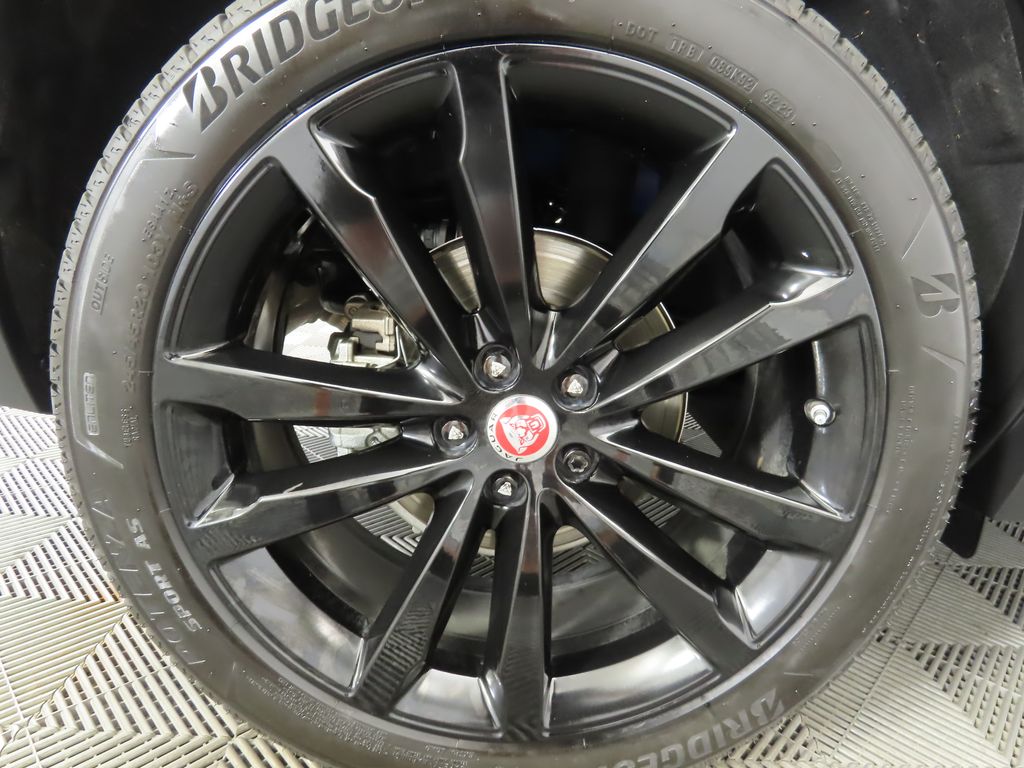 Thumbnail: 2018 Jaguar E-Pace - 32