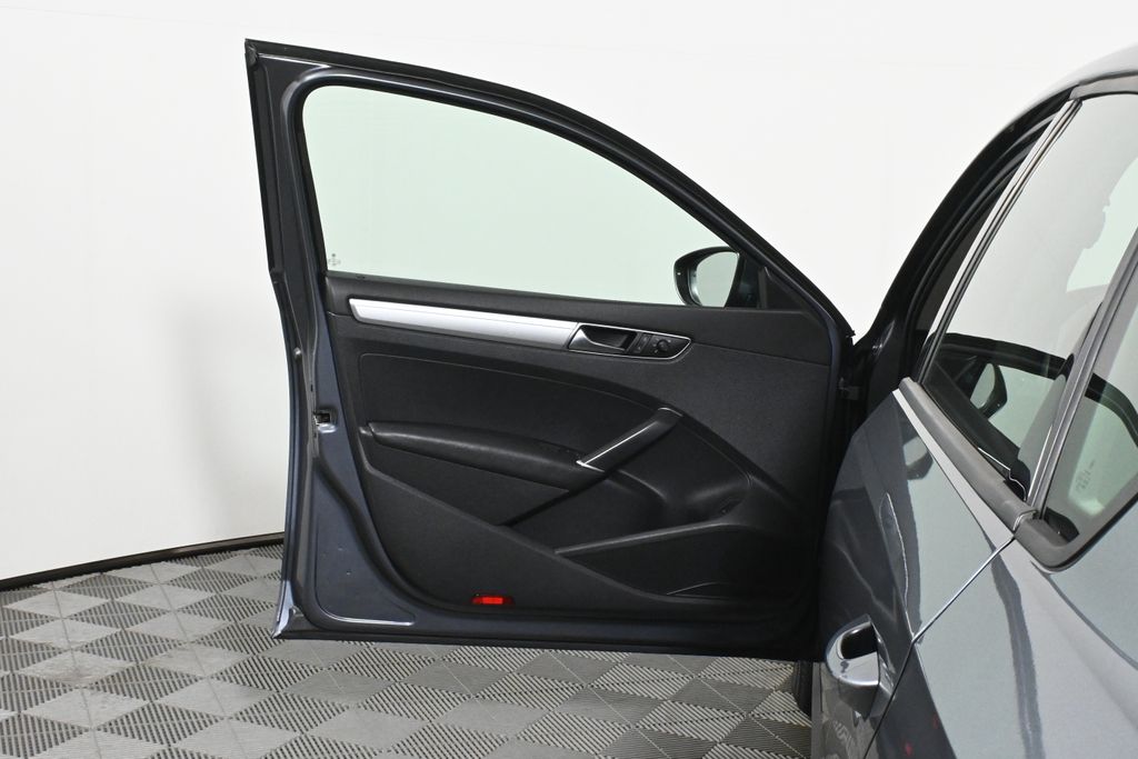 Thumbnail: 2018 Volkswagen Passat - 28