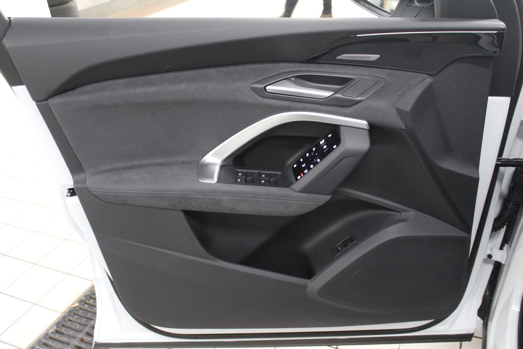2025 Audi SQ5  16