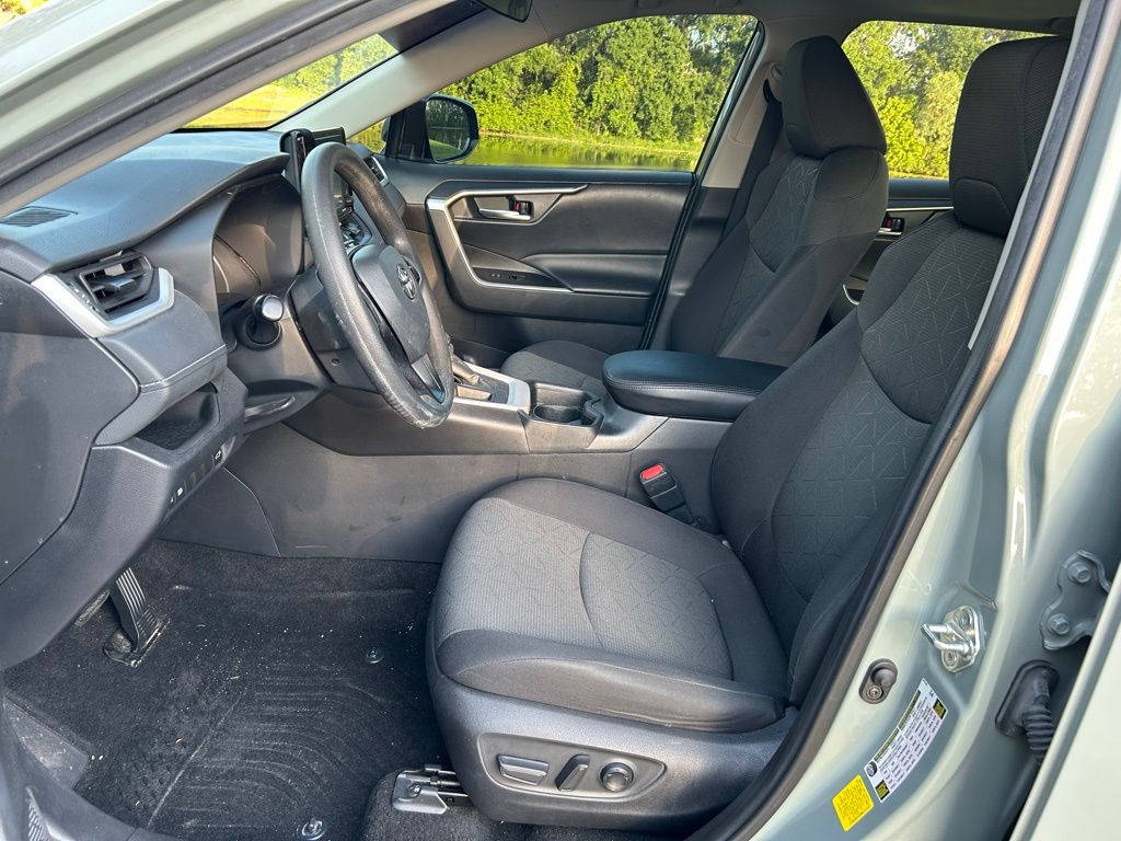 2021 Toyota RAV4 XLE 14