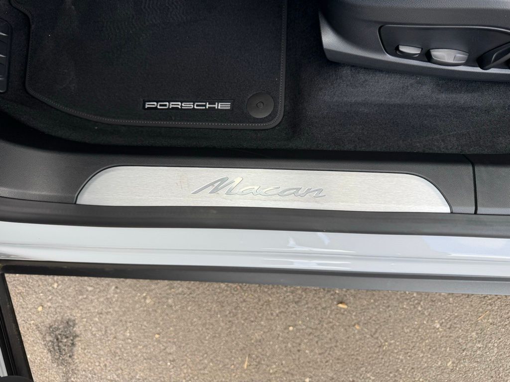 2025 Porsche Macan T 32