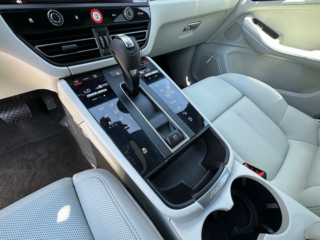 Thumbnail: 2026 Porsche Macan - 27