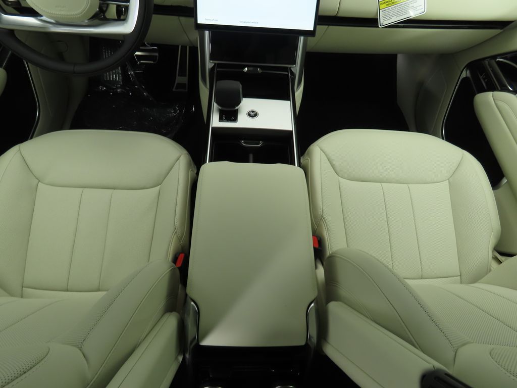 2025 Land Rover Range Rover SE 18