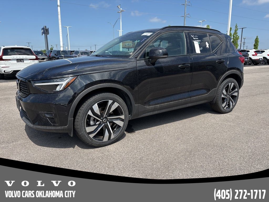 2025 Volvo XC40 B5 Plus Dark Theme