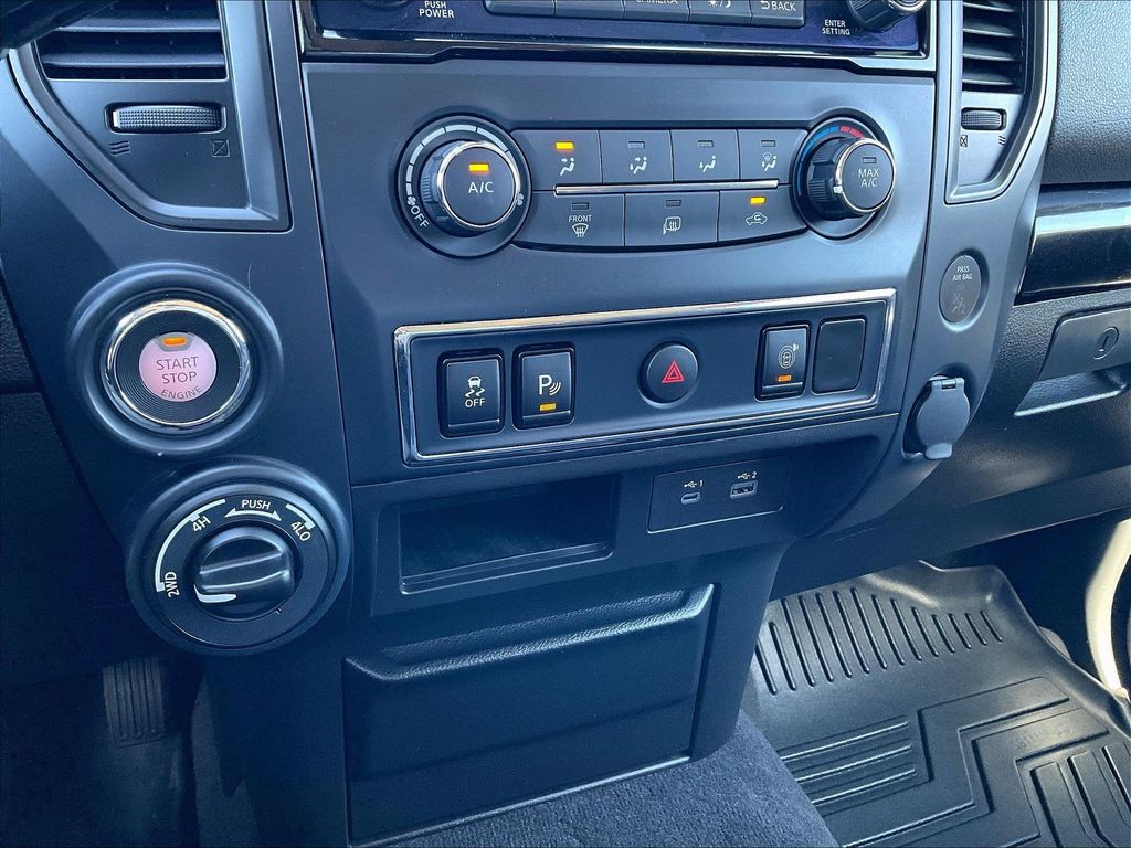 2024 Nissan Titan — photo 24