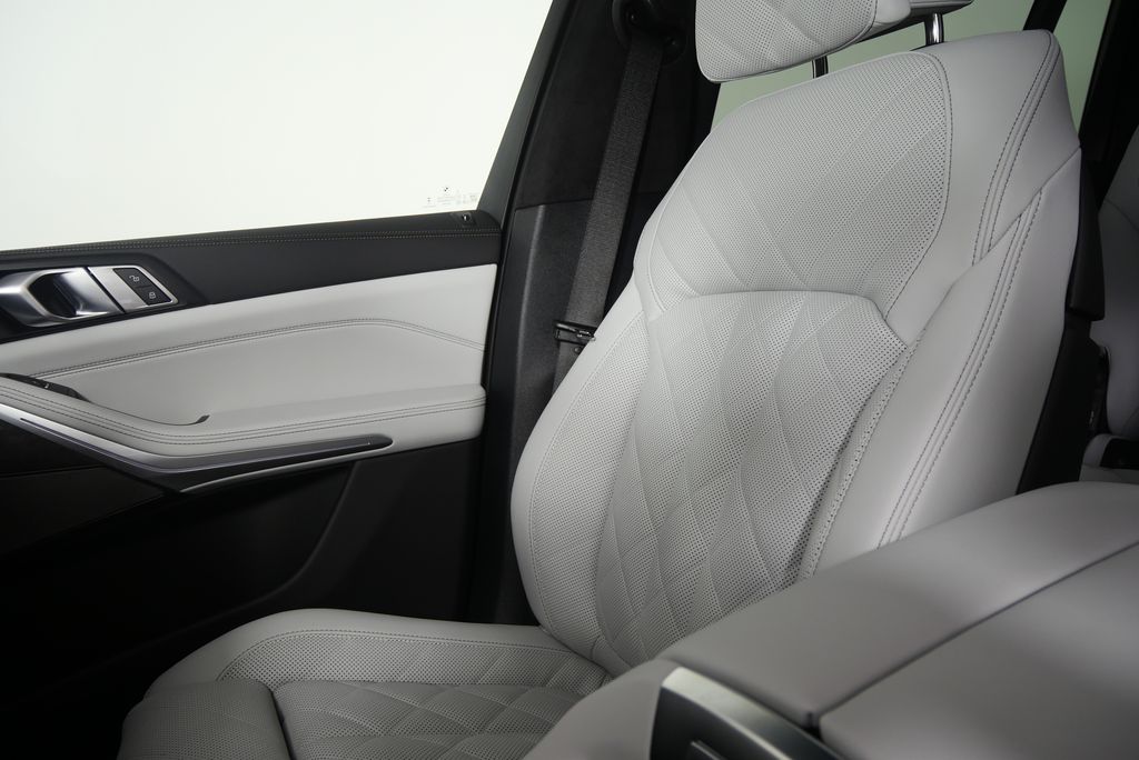 Thumbnail: 2026 BMW X7 - 25