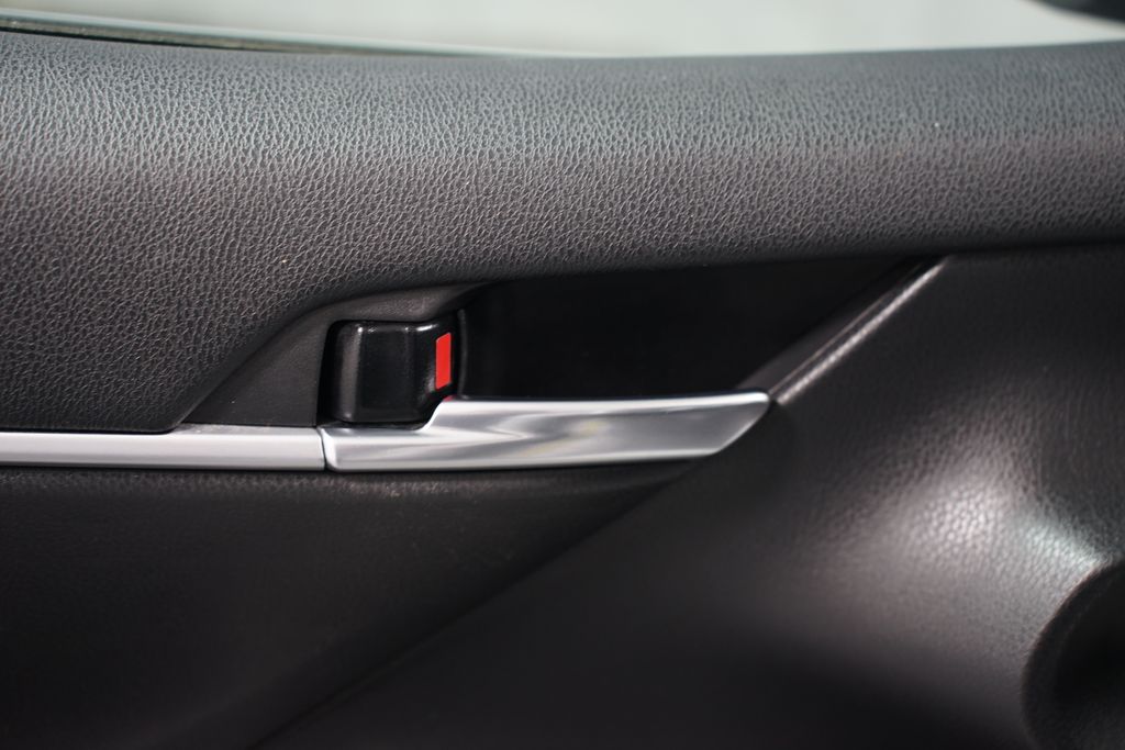 2022 Toyota Camry SE 32