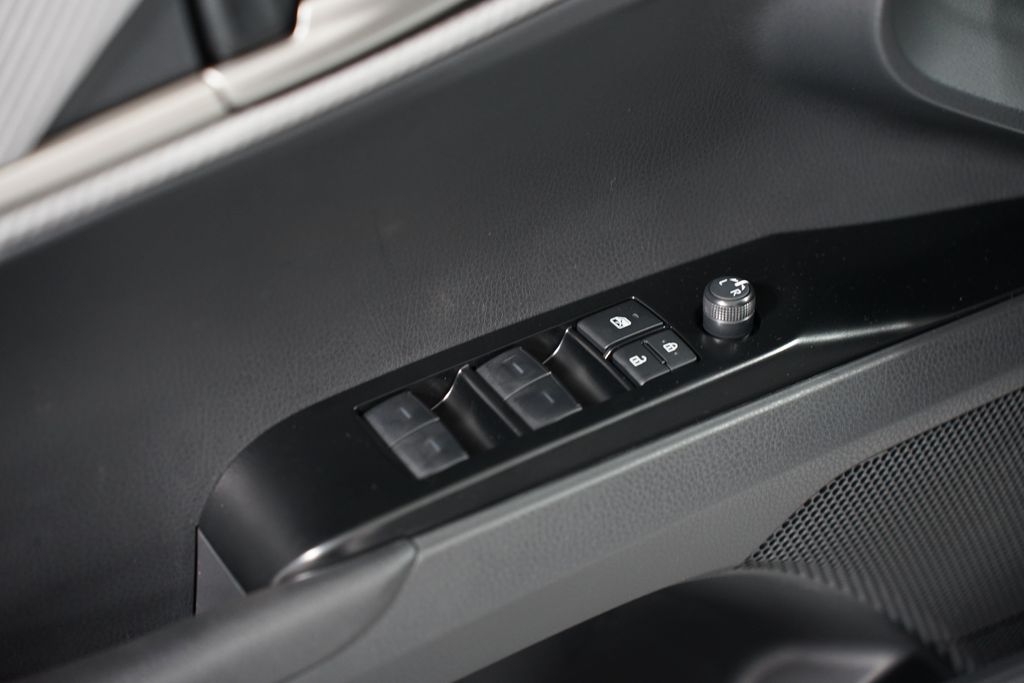 2025 Toyota Camry SE 32